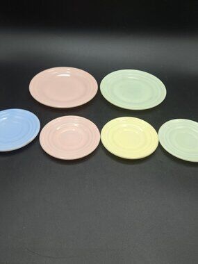 2 Hazel Atlas Plates Childs Moderntone and 4 Saucers